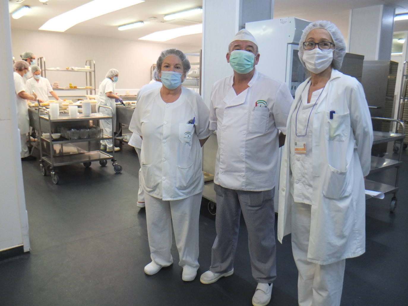 La actividad no cesa en la cocina del centro universitario almeriense.