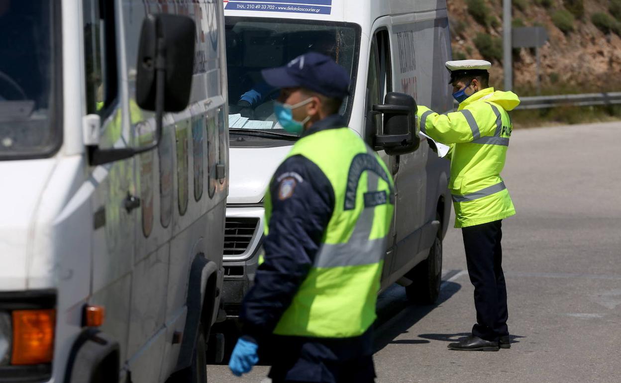 Policías realizan un control a conductores en Grecia. 