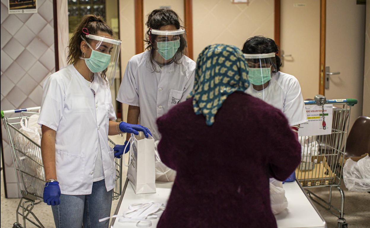 Almuerzo para llevar en el comedor de San Juan de Dios. 