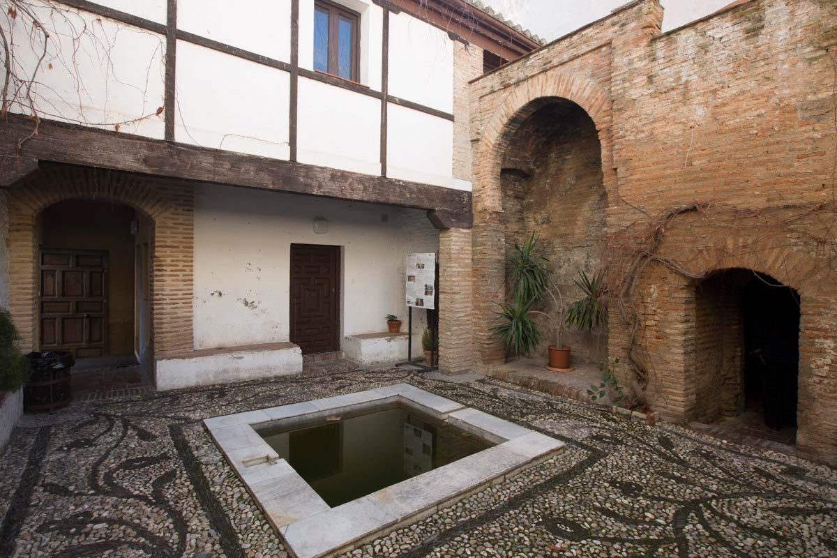 Bañuelo. Este Bien de Interés Cultural, situado en la Carrera del Darro, se ve así de vacío por dentro