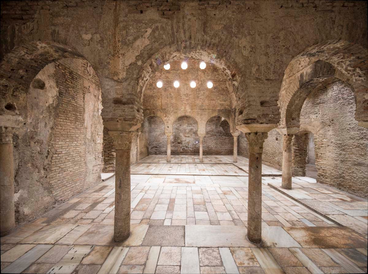 Bañuelo. Este Bien de Interés Cultural, situado en la Carrera del Darro, se ve así de vacío por dentro