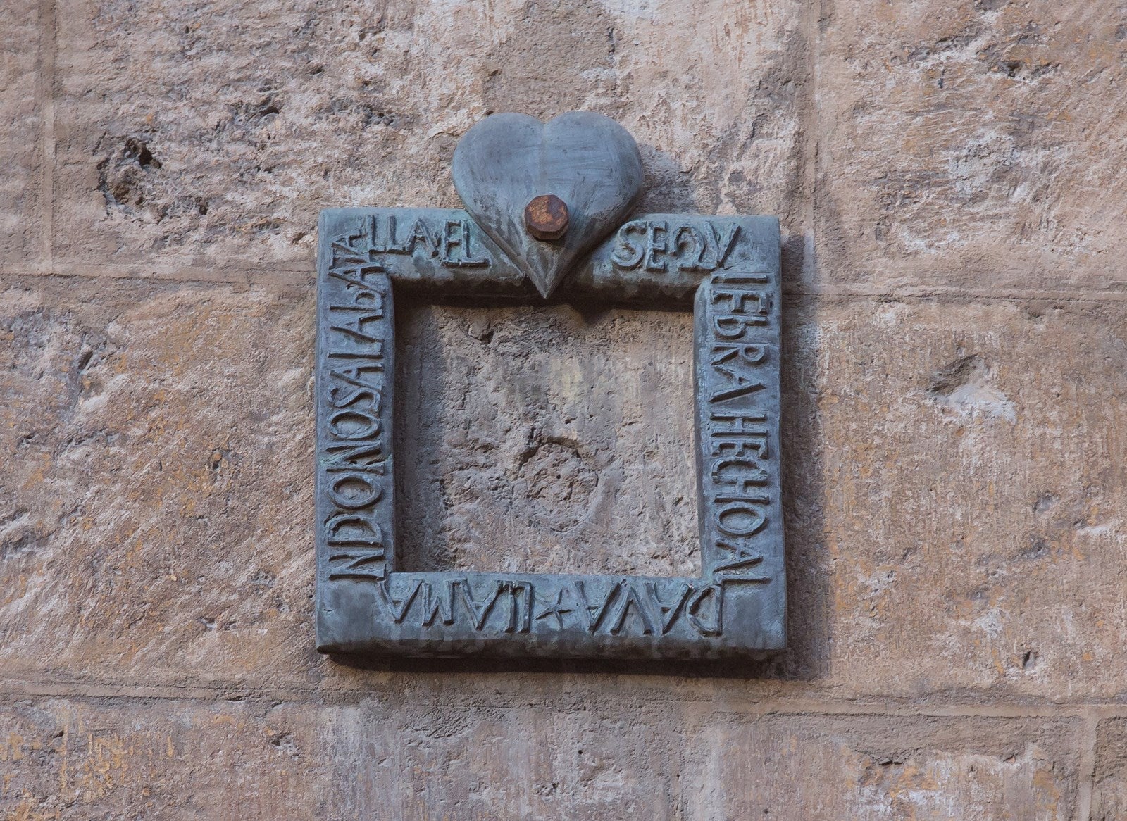 Casa de los Tiros. El museo se encuentra ubicado en el barrio del Realejo, en la calle Pavaneras. Su nombre se debe a las piezas de artillería que hay en sus almenas y también se encuentra cerrado