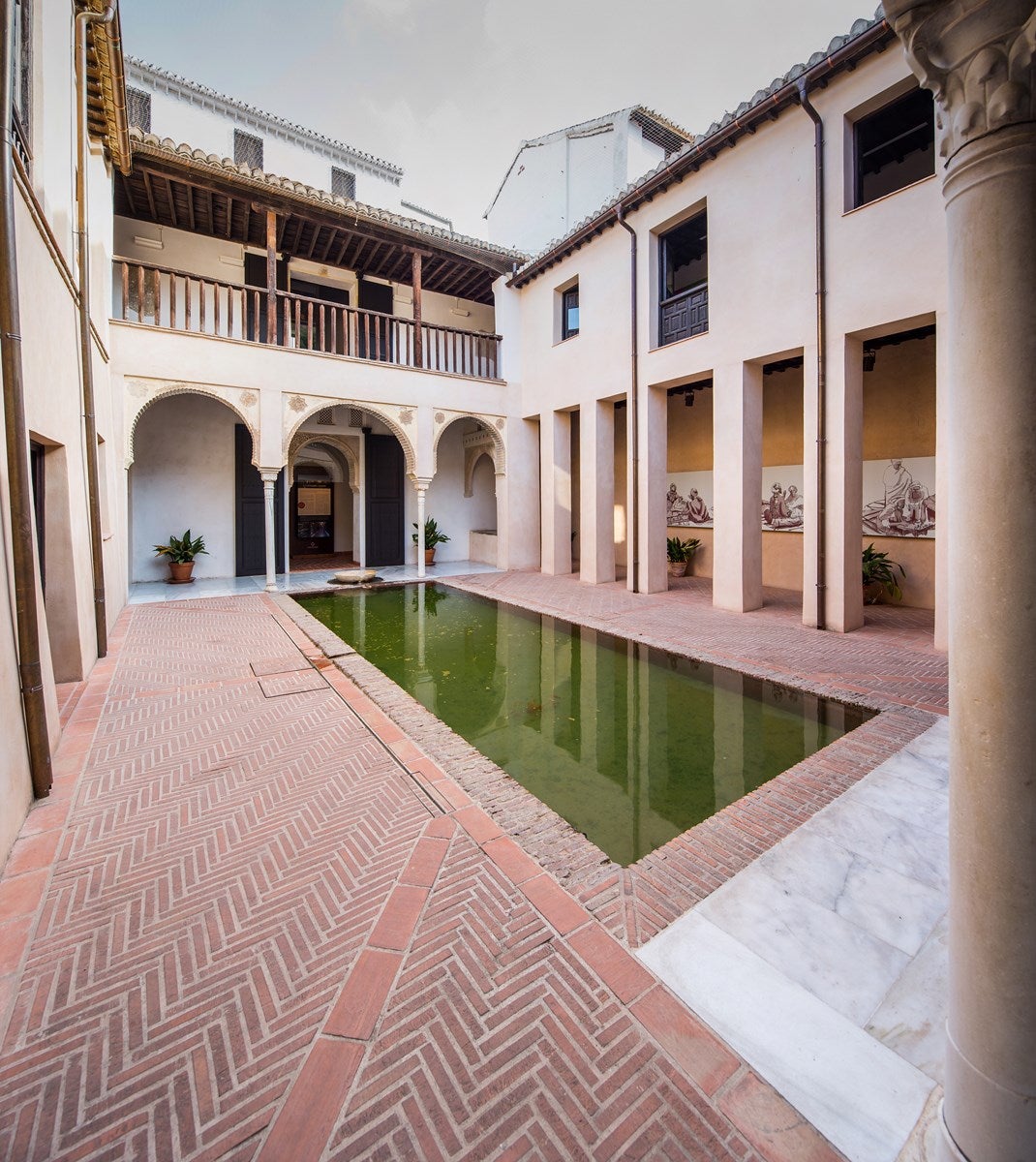 Casa de Zafra. El museo de historia local en una casa de estilo hispano-morisco del siglo XIV con murales mantiene sus vistas a la Alhambra, pero nadie puede disfrutar de ellas en persona