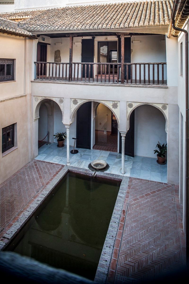 Casa de Zafra. El museo de historia local en una casa de estilo hispano-morisco del siglo XIV con murales mantiene sus vistas a la Alhambra, pero nadie puede disfrutar de ellas en persona