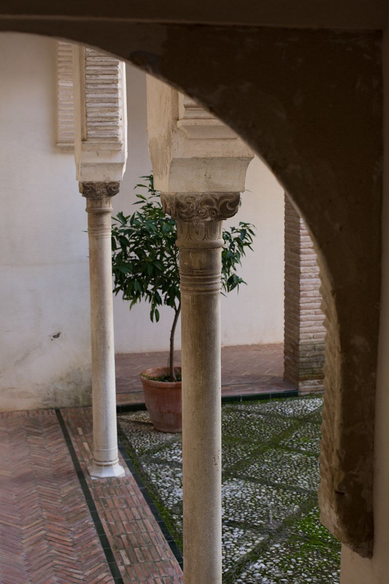 Casa Horno de Oro. La llamada Casa Morisca de la calle Horno de Oro es una pequeña casa nazarí de una sola planta, a la que se le añadió en el siglo XVI un segundo piso y permanece vacía