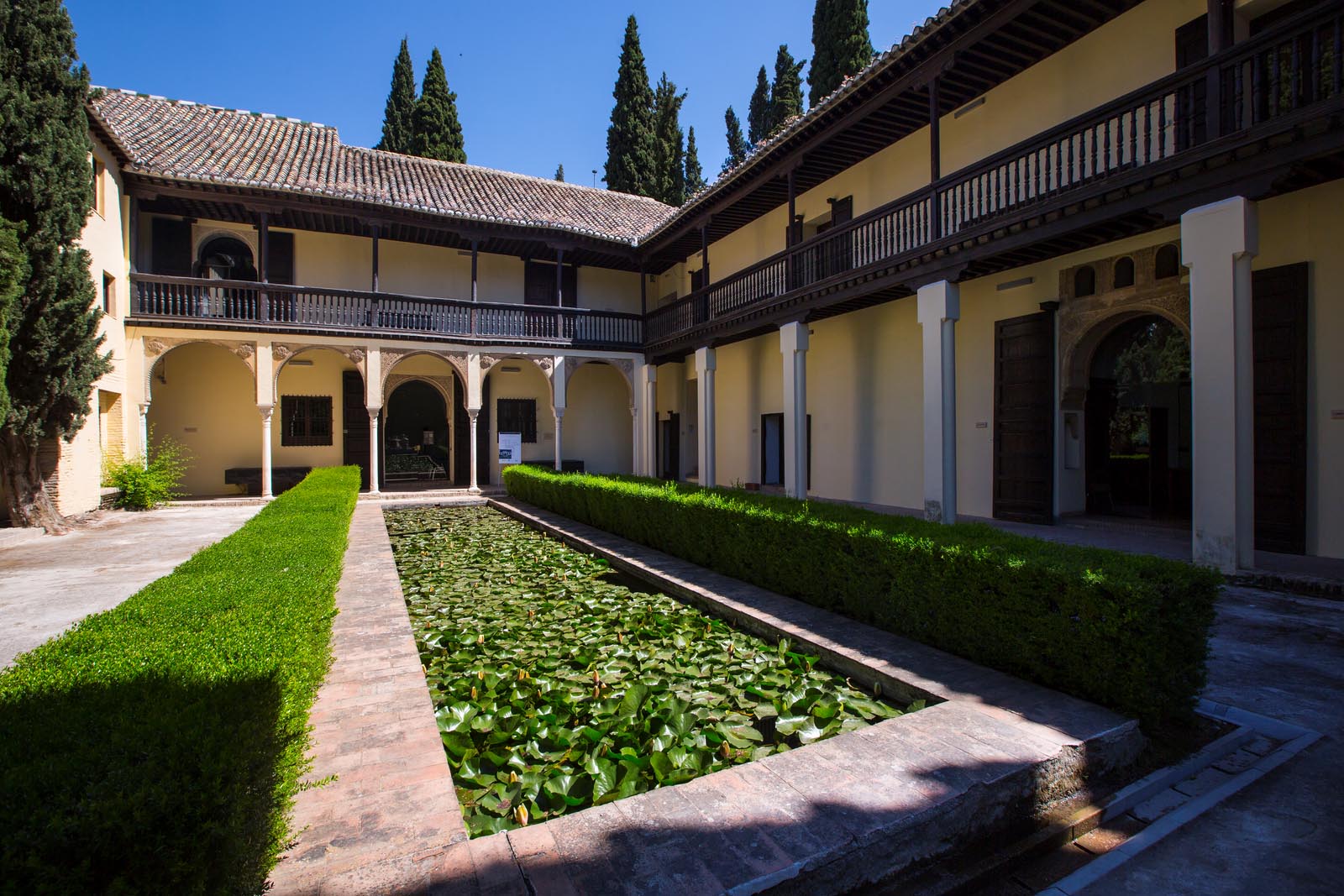 Casa del Chapiz. Este edificio, también Bien de Interés Cultural, se compone de la rehabilitación de dos viviendas moriscas (siglo XVI) situadas en el barrio granadino del Albaicín y tampoco está accesible