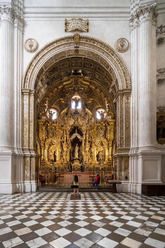 Catedral. La Catedral de Granada, otro edificio con varios siglos de antigüedad, tampoco se podrá ver sobre el terreno en este Día de los Monumentos
