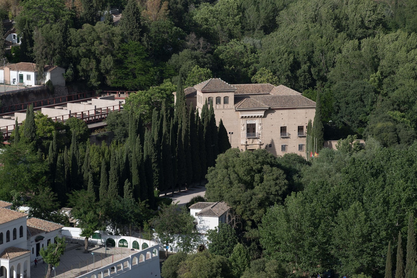 Palacio de los Cordova. Este palacio del siglo XVI, conocido por sus jardines románticos, su patio interior y sus vistas a la Alhambra, aguarda para volver a abrir sus puertas