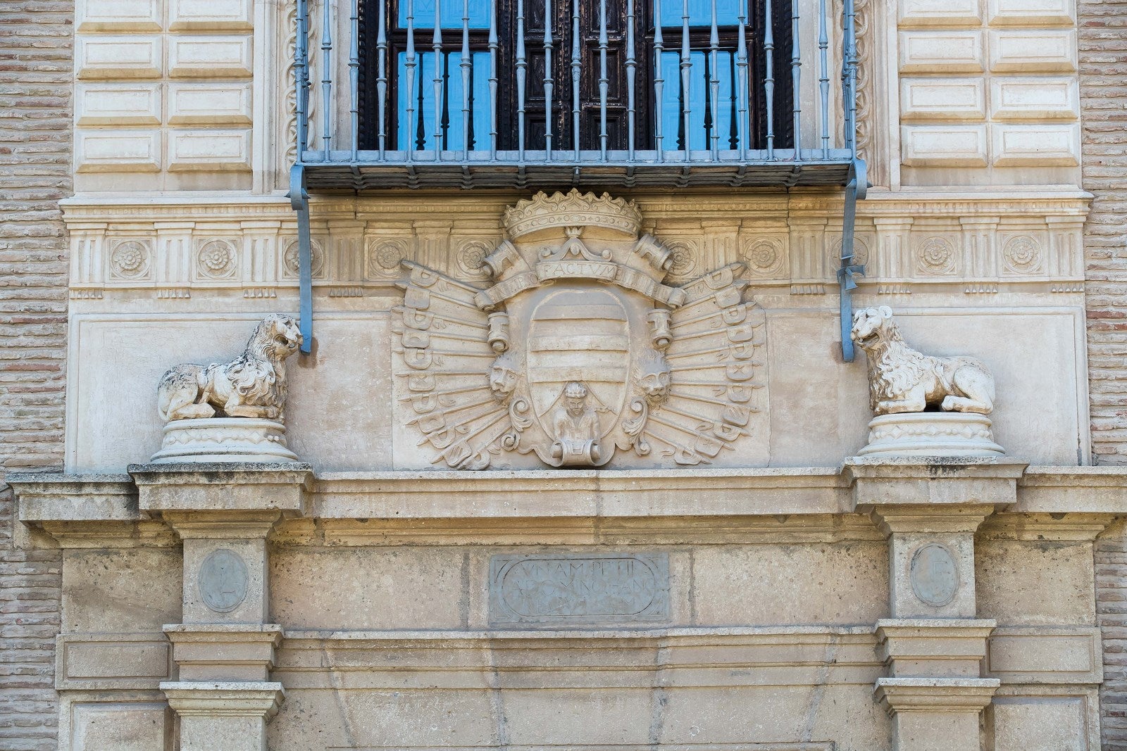 Palacio de los Cordova. Este palacio del siglo XVI, conocido por sus jardines románticos, su patio interior y sus vistas a la Alhambra, aguarda para volver a abrir sus puertas