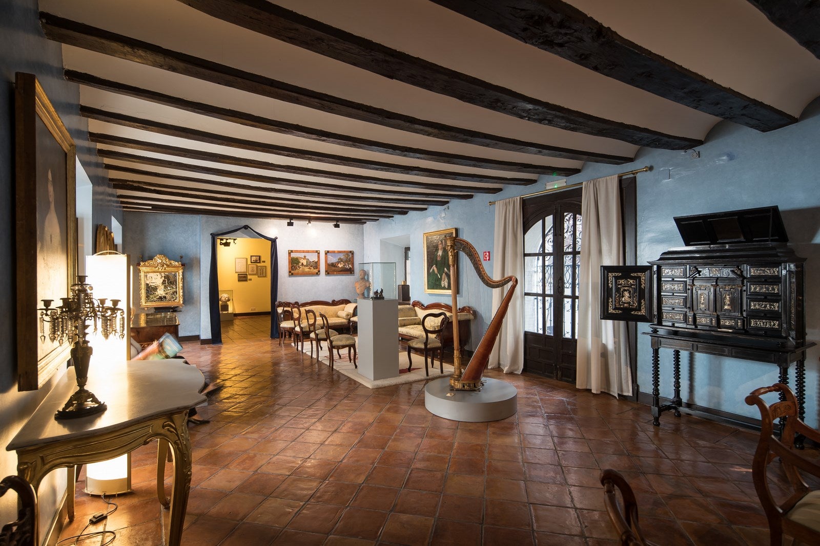 Casa de los Tiros. El museo se encuentra ubicado en el barrio del Realejo, en la calle Pavaneras. Su nombre se debe a las piezas de artillería que hay en sus almenas y también se encuentra cerrado