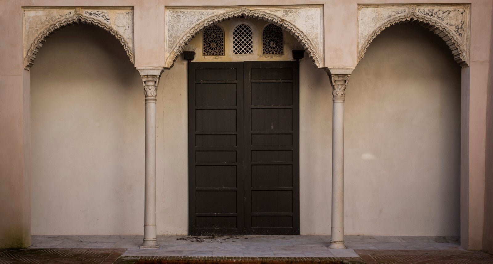 Casa de Zafra. El museo de historia local en una casa de estilo hispano-morisco del siglo XIV con murales mantiene sus vistas a la Alhambra, pero nadie puede disfrutar de ellas en persona