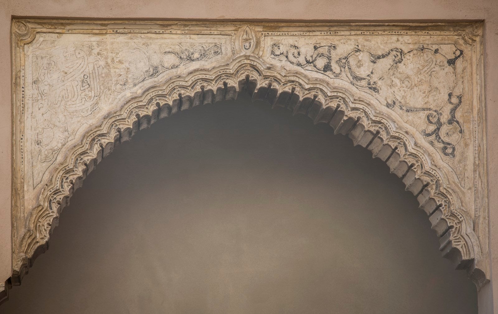 Casa de Zafra. El museo de historia local en una casa de estilo hispano-morisco del siglo XIV con murales mantiene sus vistas a la Alhambra, pero nadie puede disfrutar de ellas en persona