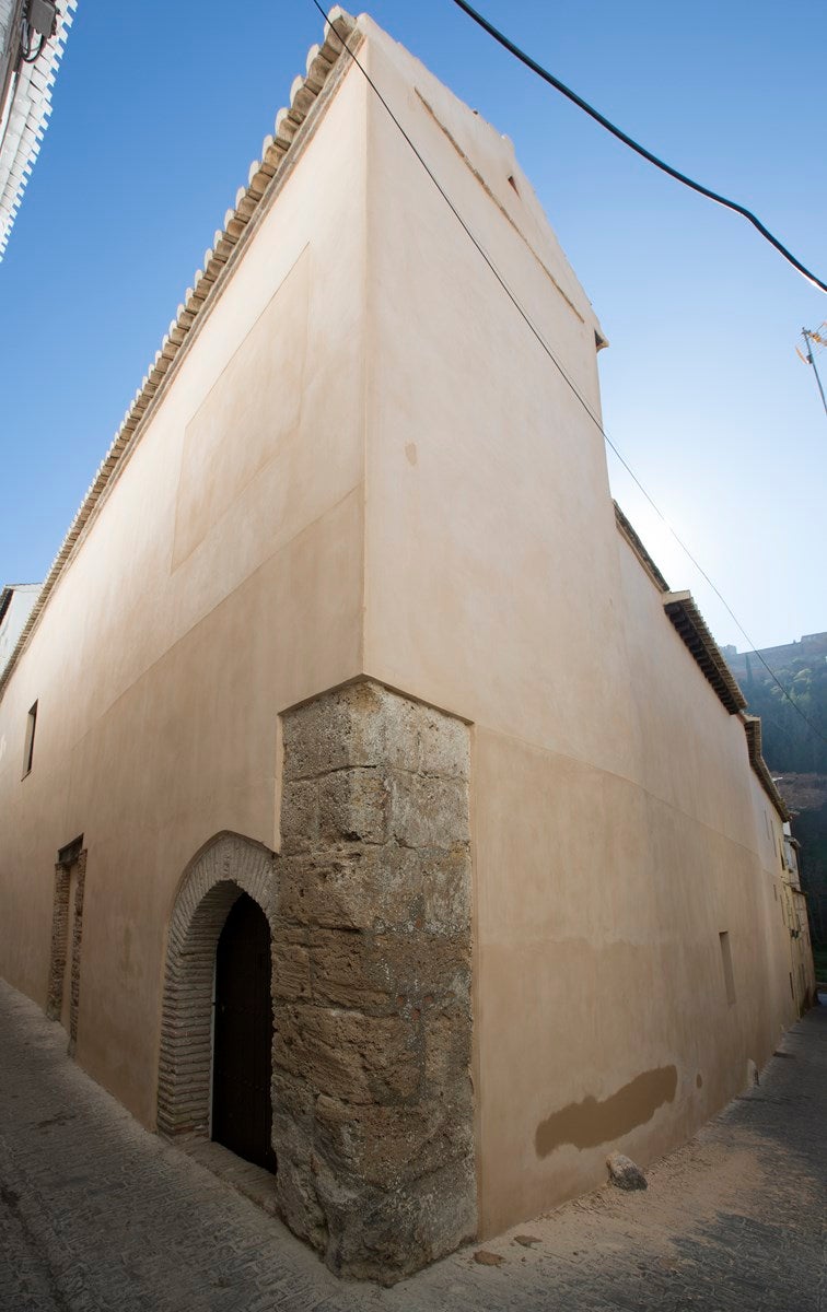 Casa de Zafra. El museo de historia local en una casa de estilo hispano-morisco del siglo XIV con murales mantiene sus vistas a la Alhambra, pero nadie puede disfrutar de ellas en persona