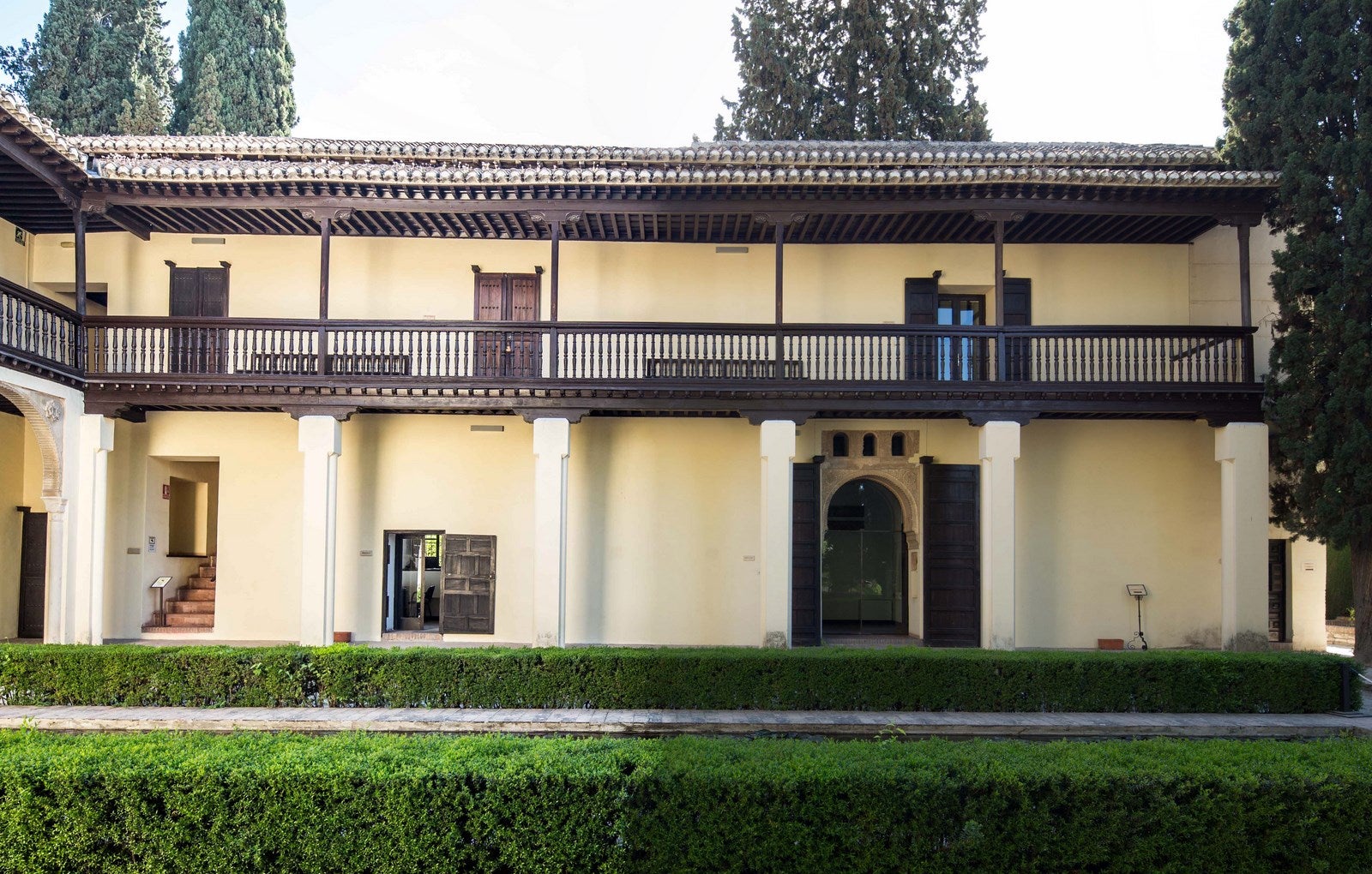 Casa del Chapiz. Este edificio, también Bien de Interés Cultural, se compone de la rehabilitación de dos viviendas moriscas (siglo XVI) situadas en el barrio granadino del Albaicín y tampoco está accesible