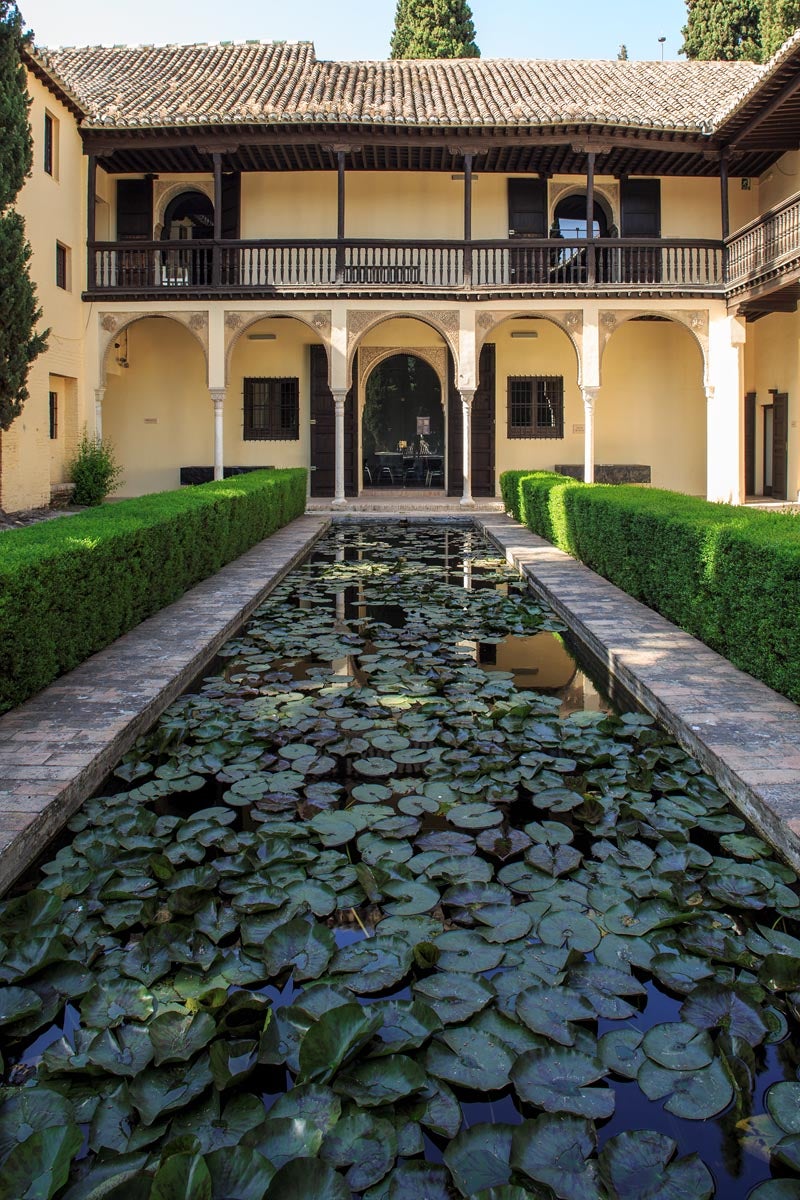 Casa del Chapiz. Este edificio, también Bien de Interés Cultural, se compone de la rehabilitación de dos viviendas moriscas (siglo XVI) situadas en el barrio granadino del Albaicín y tampoco está accesible 