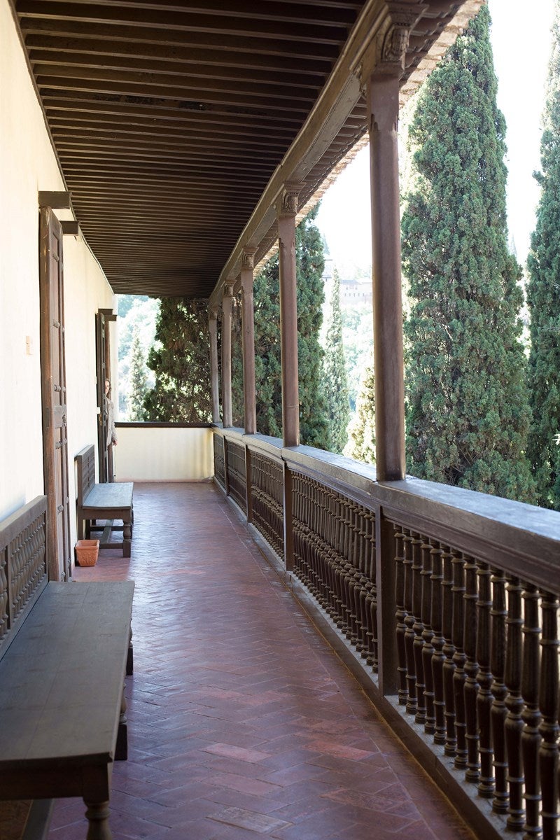 Casa del Chapiz. Este edificio, también Bien de Interés Cultural, se compone de la rehabilitación de dos viviendas moriscas (siglo XVI) situadas en el barrio granadino del Albaicín y tampoco está accesible