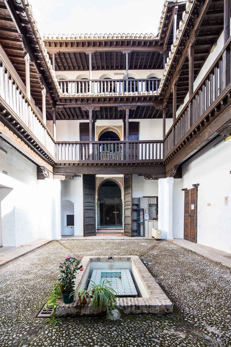 Casa del Chapiz. Este edificio, también Bien de Interés Cultural, se compone de la rehabilitación de dos viviendas moriscas (siglo XVI) situadas en el barrio granadino del Albaicín y tampoco está accesible