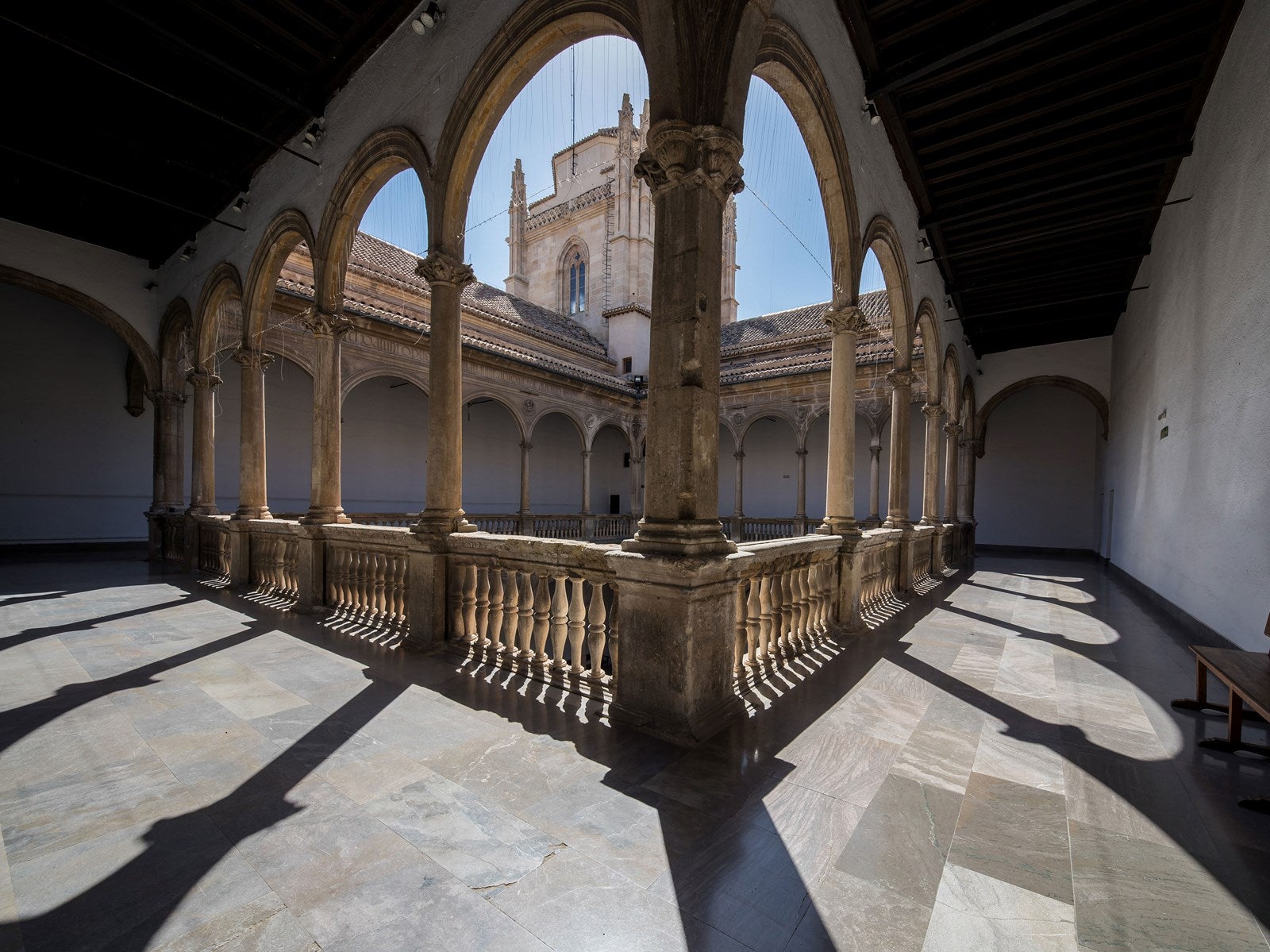 Hospital Real. El antiguo hospital, ahora edificio central de la Universidad de Granada, también está cerrado para visitantes