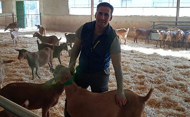 Chus Marín en su granja de cabras en Huelma.