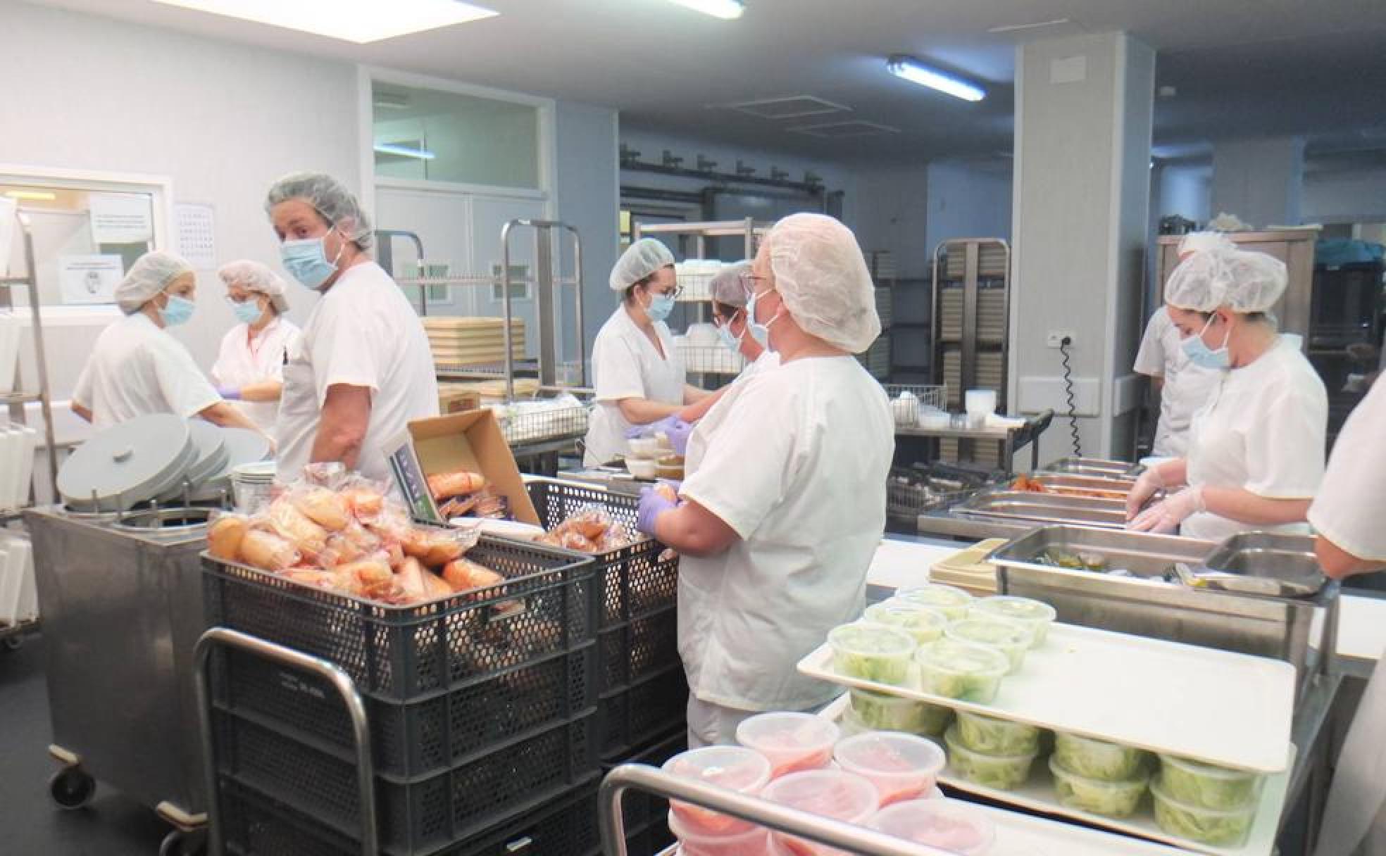 Coronavirus en Almería | Una batalla entre fogones: entramos en la cocina de Torrecárdenas