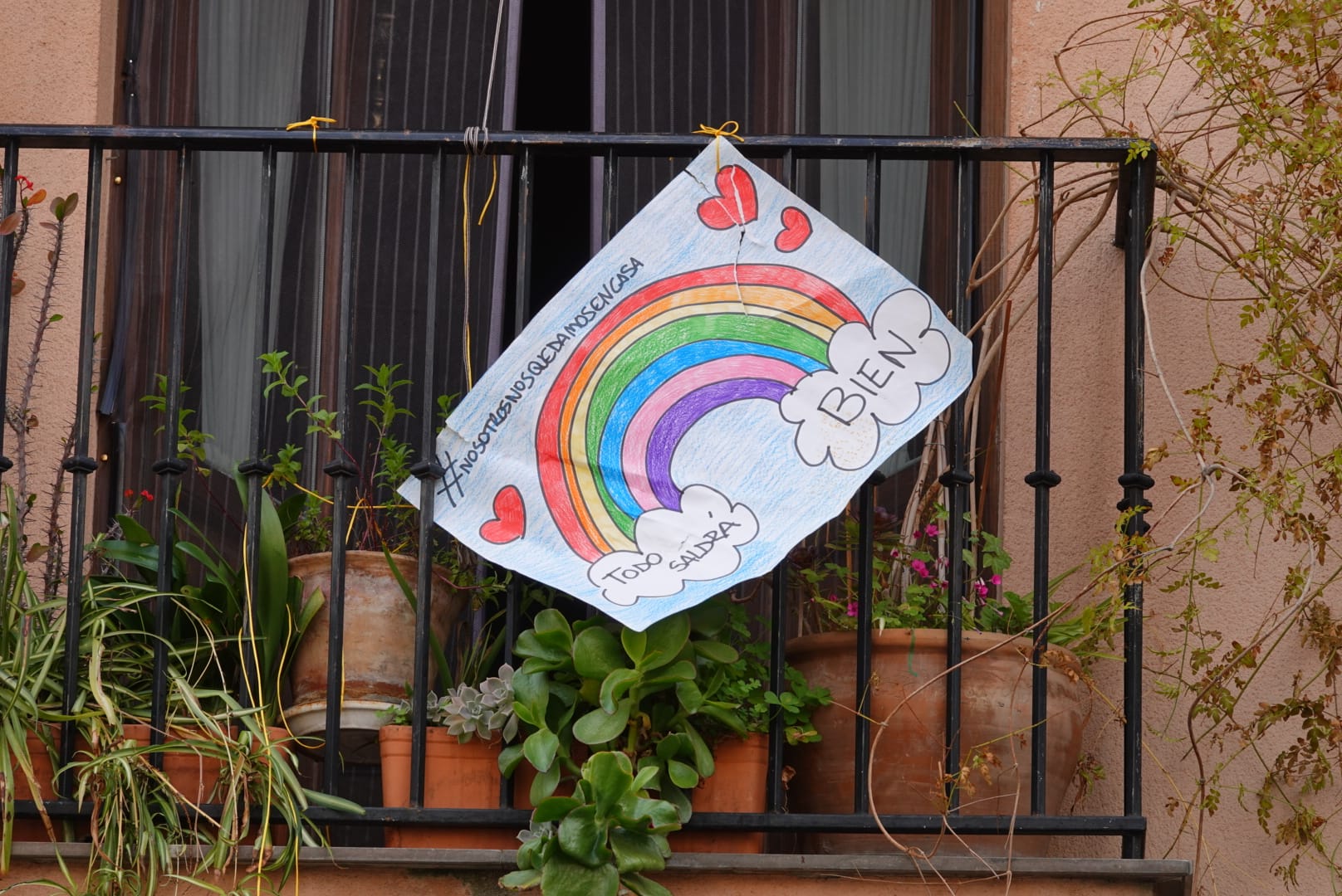 Muchos ciudadanos aprovechan para hacer la compra semanal y se ve más flujo de viandantes del habitual en las vías de la capital