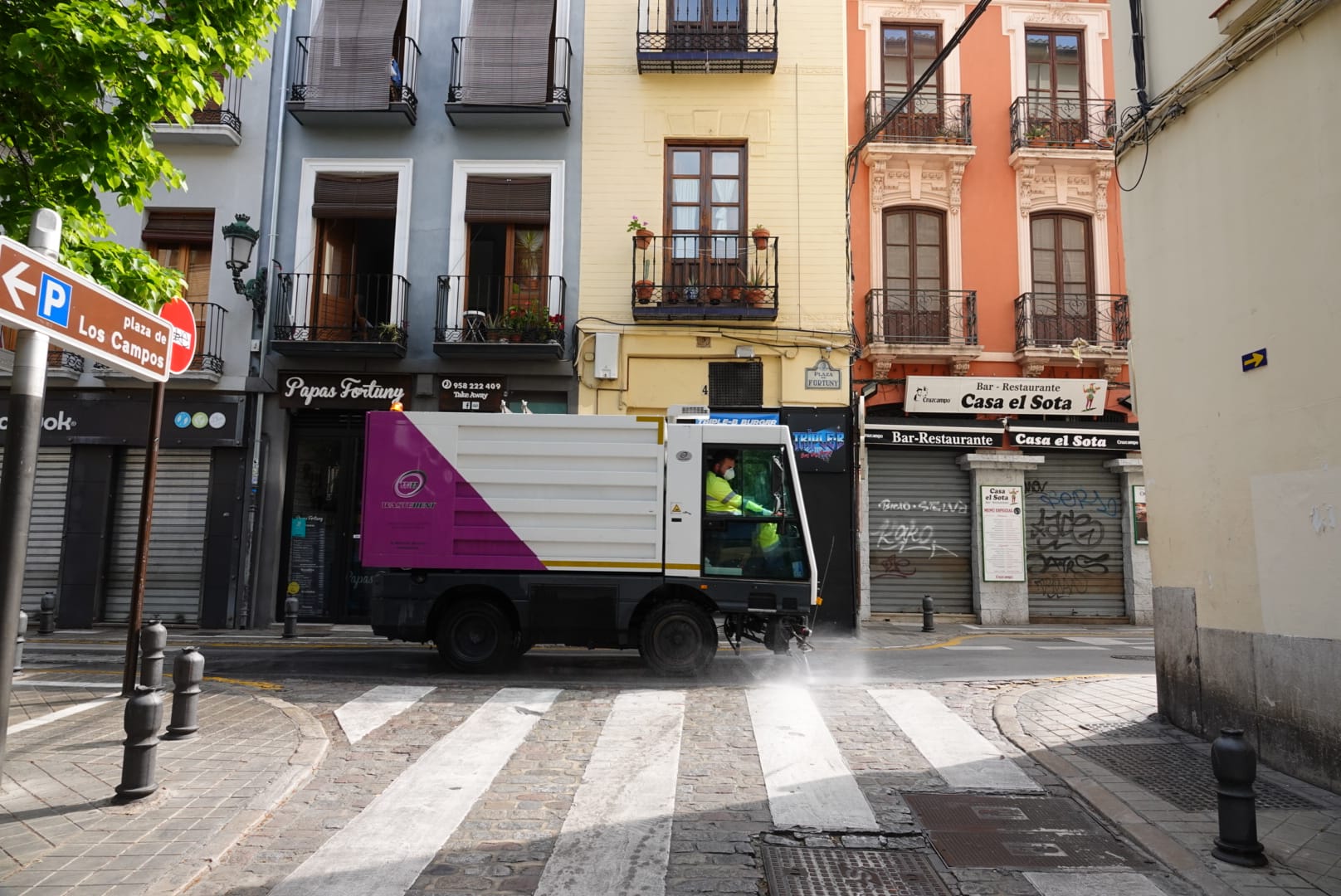 Muchos ciudadanos aprovechan para hacer la compra semanal y se ve más flujo de viandantes del habitual en las vías de la capital