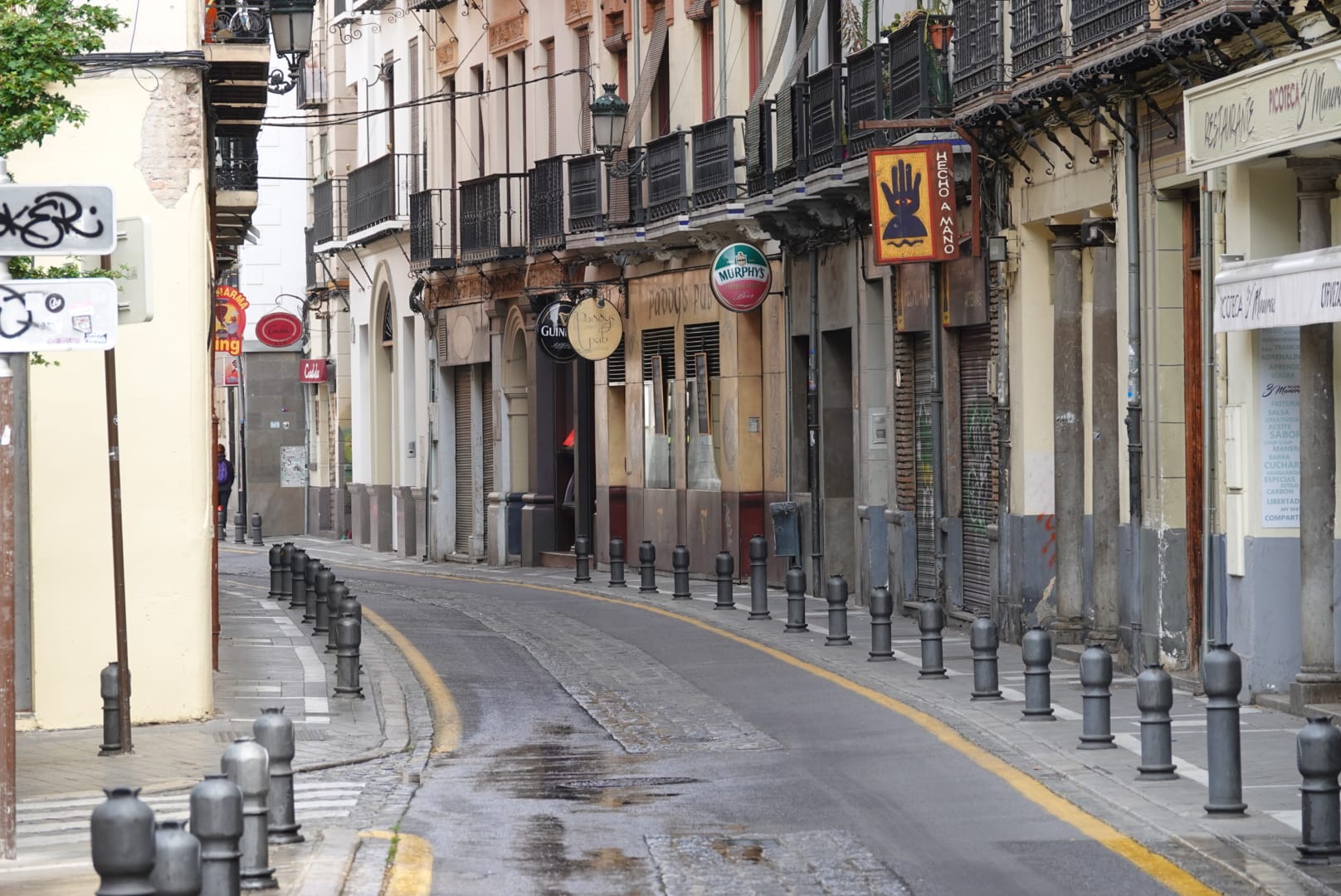Muchos ciudadanos aprovechan para hacer la compra semanal y se ve más flujo de viandantes del habitual en las vías de la capital