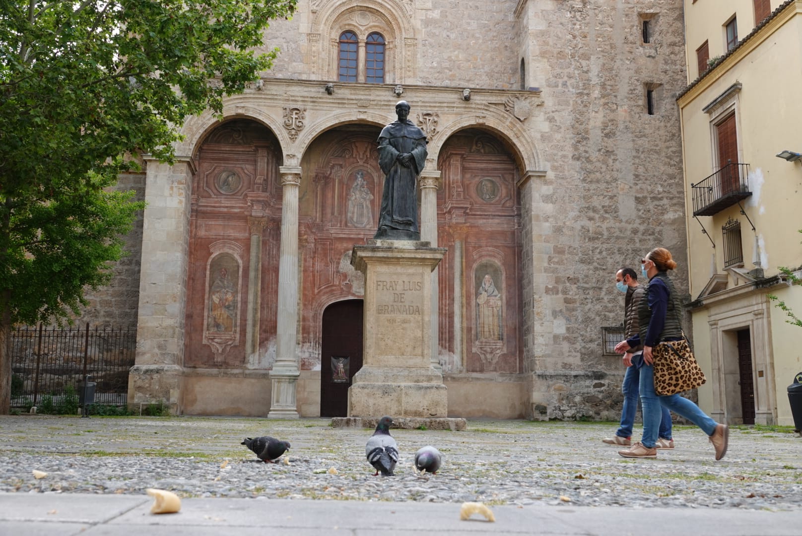 Muchos ciudadanos aprovechan para hacer la compra semanal y se ve más flujo de viandantes del habitual en las vías de la capital