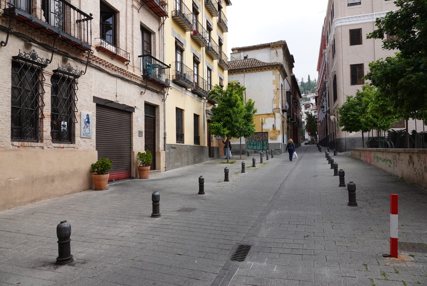 Muchos ciudadanos aprovechan para hacer la compra semanal y se ve más flujo de viandantes del habitual en las vías de la capital