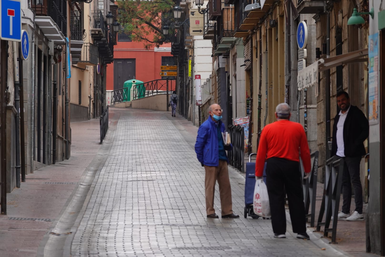 Muchos ciudadanos aprovechan para hacer la compra semanal y se ve más flujo de viandantes del habitual en las vías de la capital