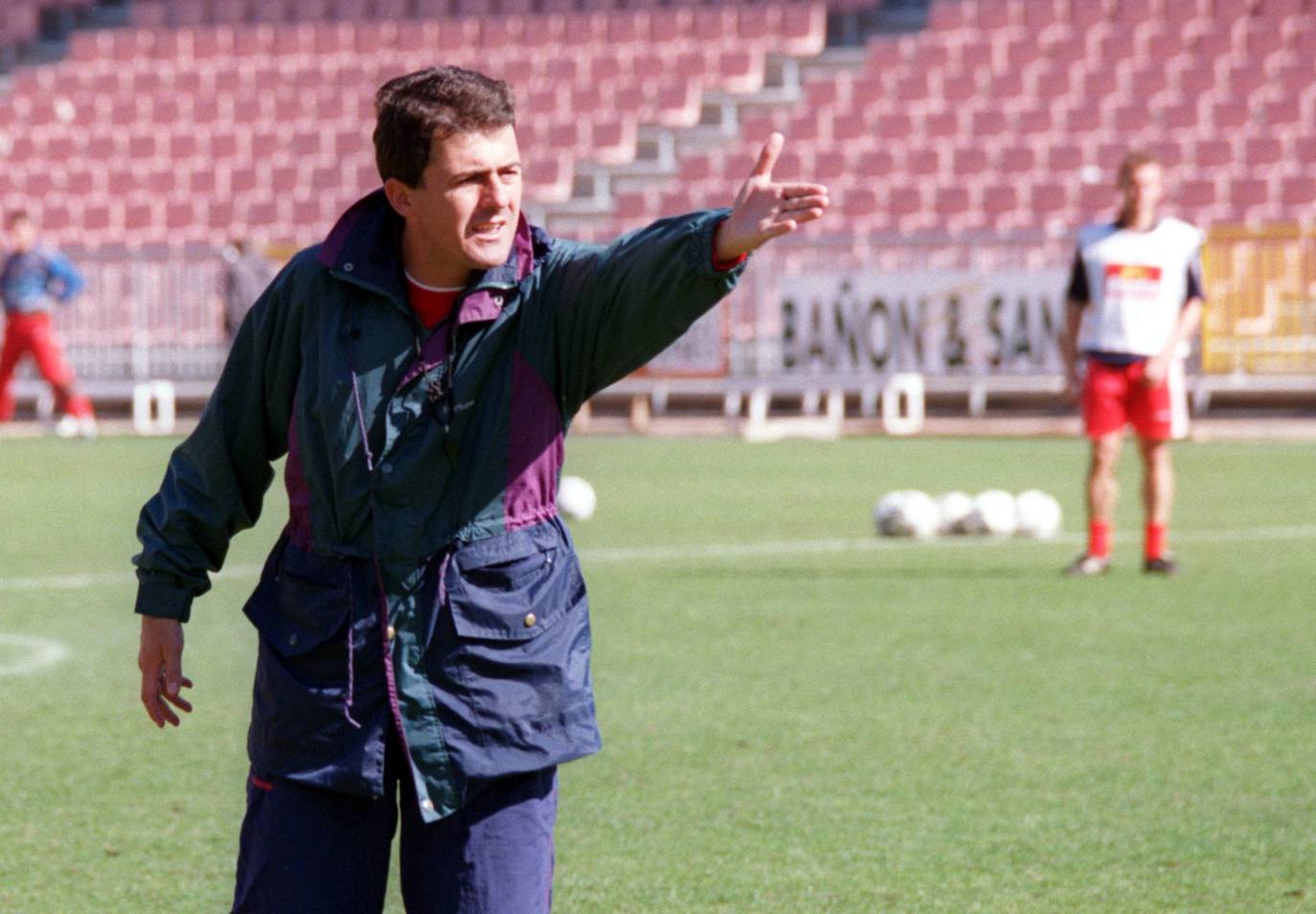 Lucas Alcaraz dirige un entrenamiento del Granada en 1996. 