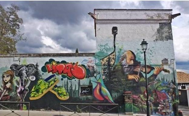 La Jirafa Cablejera, junto al violinista, en el muro del colegio de la Cuesta del Caidero, donde reapareción en el año 2017.