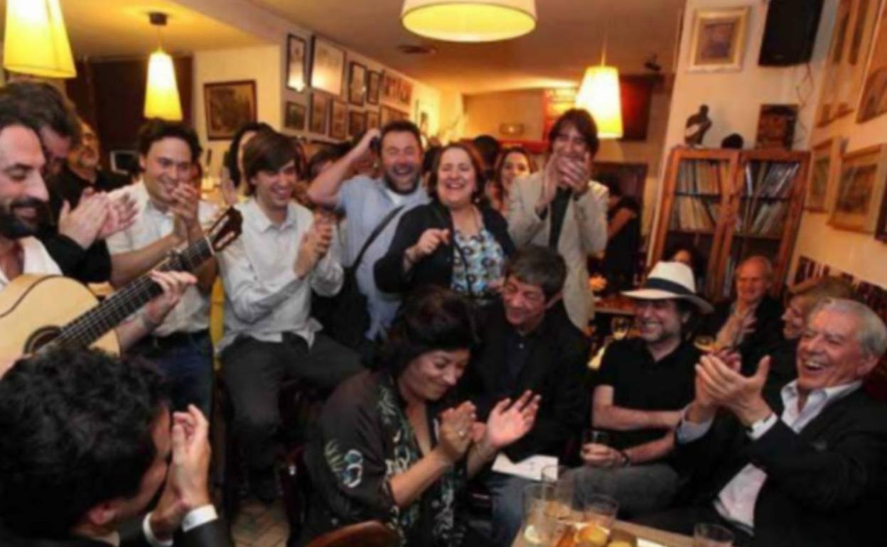 Daniel Rodríguez Moya, Fernando Valverde, Benjamín Prado, Almudena Grandes, Joaquín Sabina y Mario Vargas Llosa, entre otros, en una noche de fiesta.