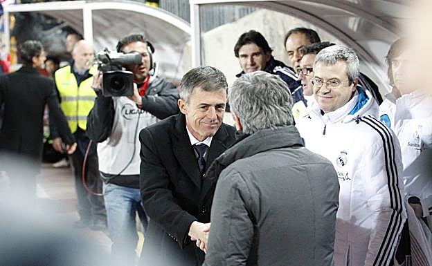 Lucas Alcaraz saluda a José Mourinho en su vuelta a Los Cármenes en 2012. 