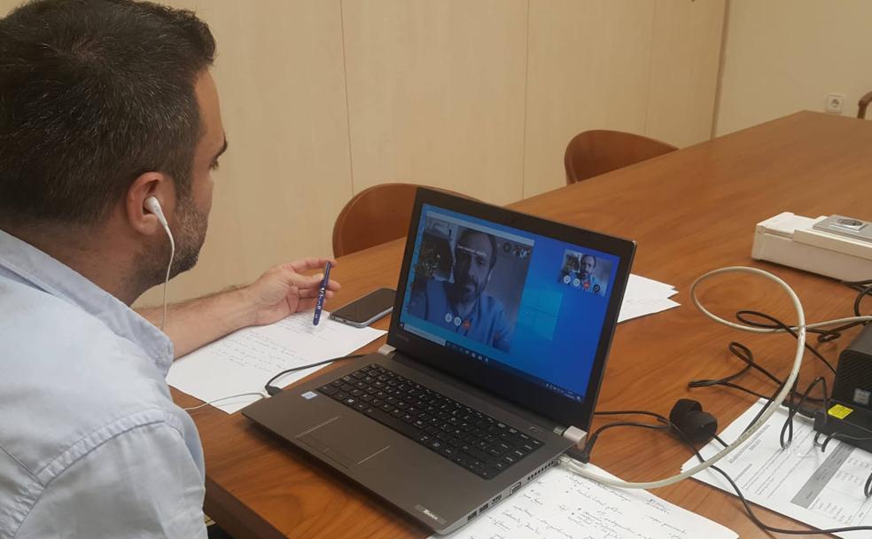 El tenor atiende a IDEAL por videoconferencia.