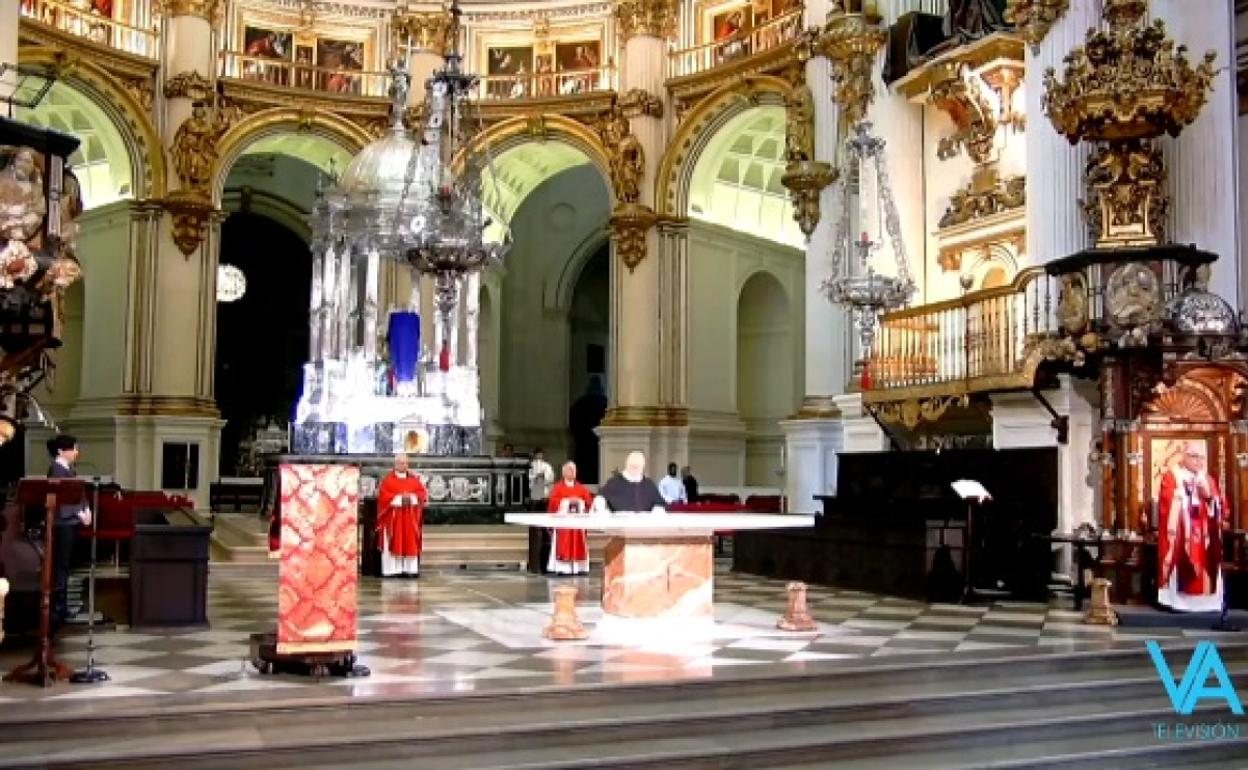 Misa en la Catedral de Granada en Viernes Santo.