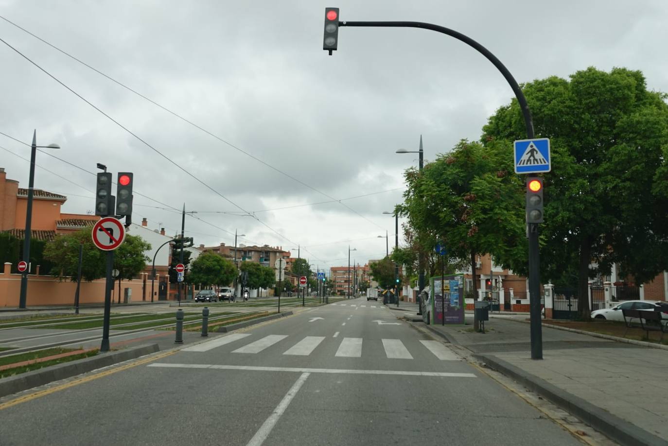 Reducido tráfico en las principales calles de la ciudad y largas colas con distancia para entrar a los supermercados 