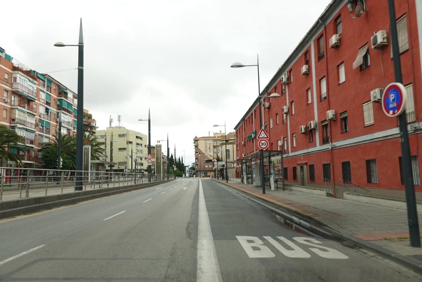 Reducido tráfico en las principales calles de la ciudad y largas colas con distancia para entrar a los supermercados 