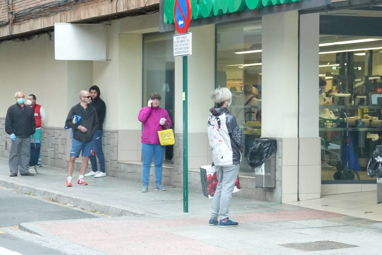 Reducido tráfico en las principales calles de la ciudad y largas colas con distancia para entrar a los supermercados 