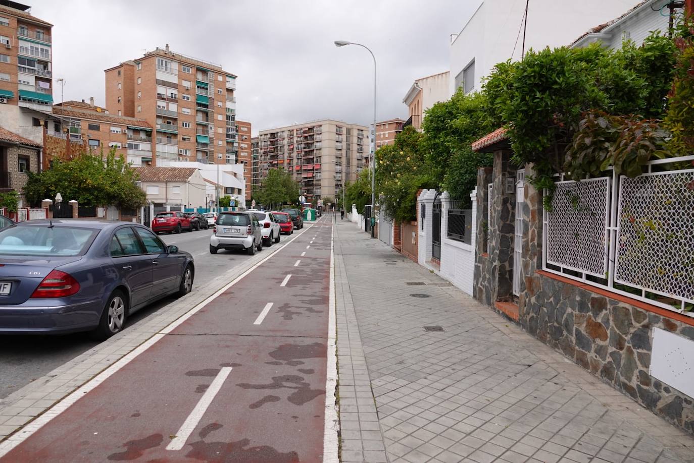 Reducido tráfico en las principales calles de la ciudad y largas colas con distancia para entrar a los supermercados 