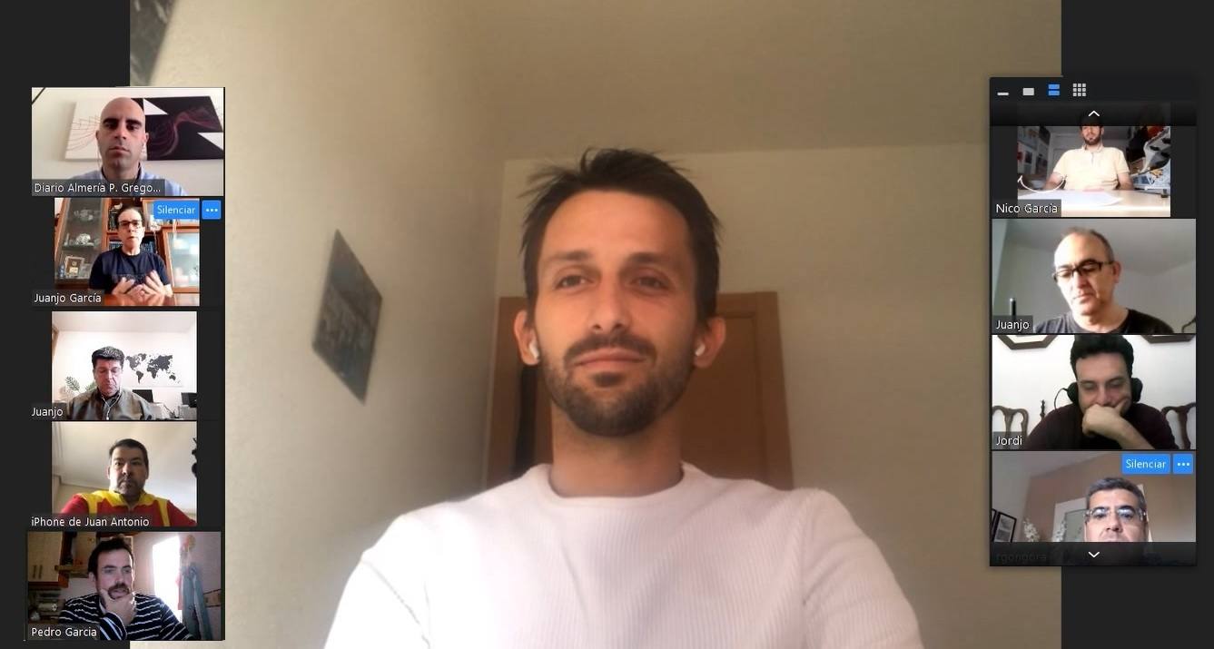 Javi Agenjo, preparador físico de la UD Almería expuso, en videoconferencia, todo lo que genera la actualidad rojiblanca en su área de trabajo. 