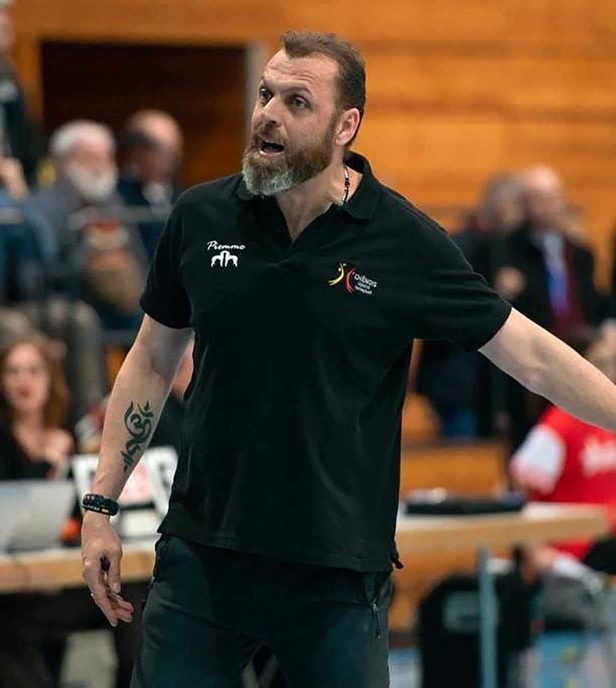 Carlos Carreño dirige a los jugadores de un Chenôis 'helvetizado', un motivo de su prolongada estancia en Ginebra. 