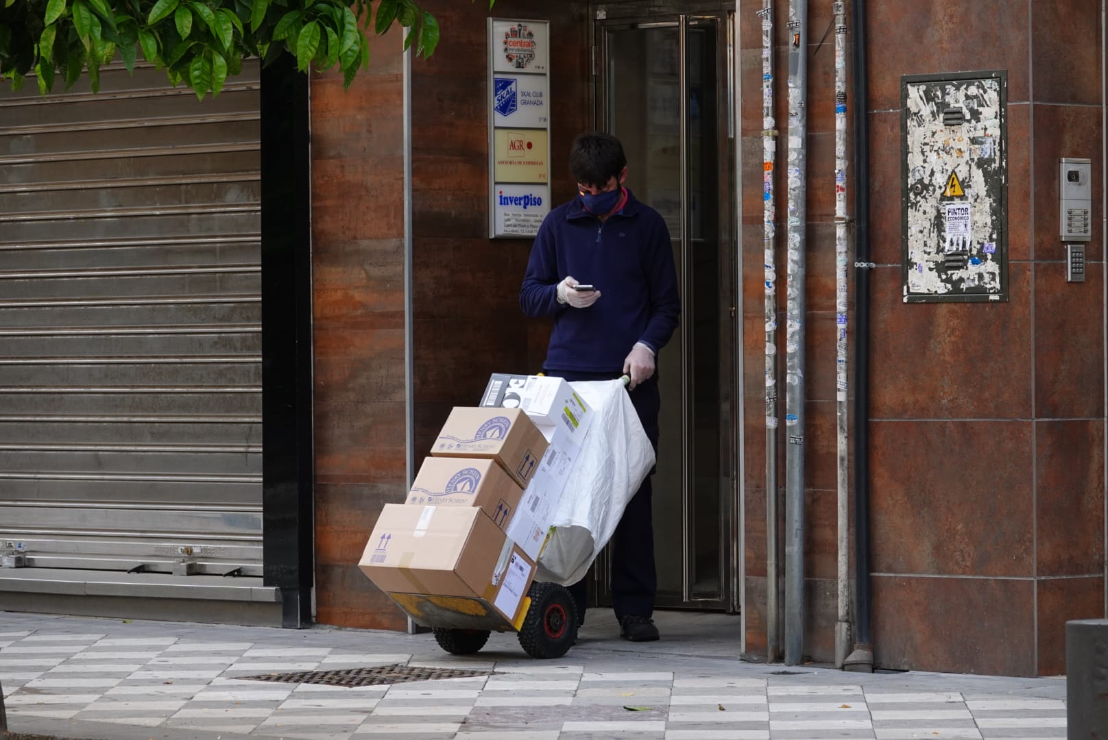 La capital vive un nuevo día de cuarentena con apenas unas personas circulando por sus vías