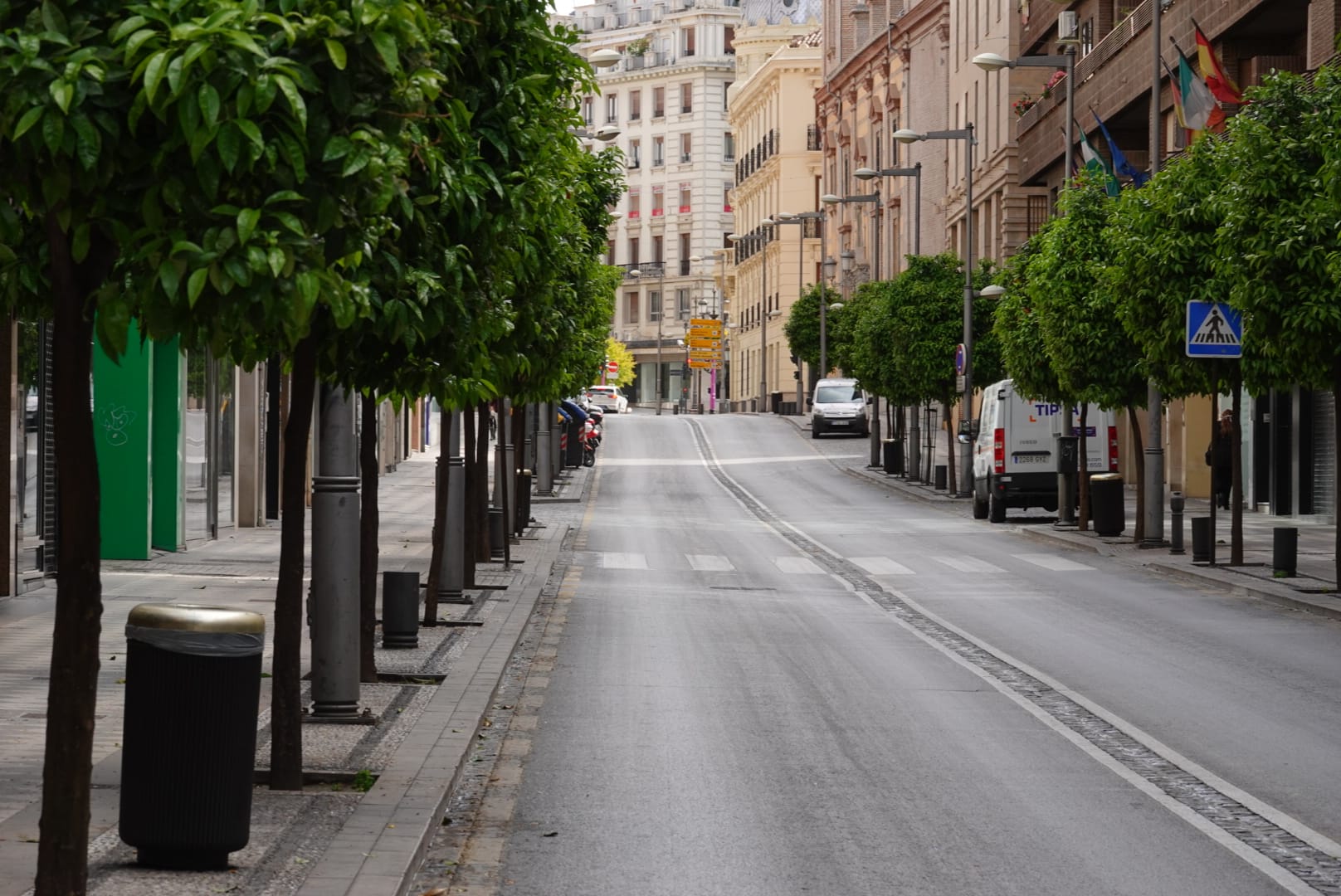 La capital vive un nuevo día de cuarentena con apenas unas personas circulando por sus vías