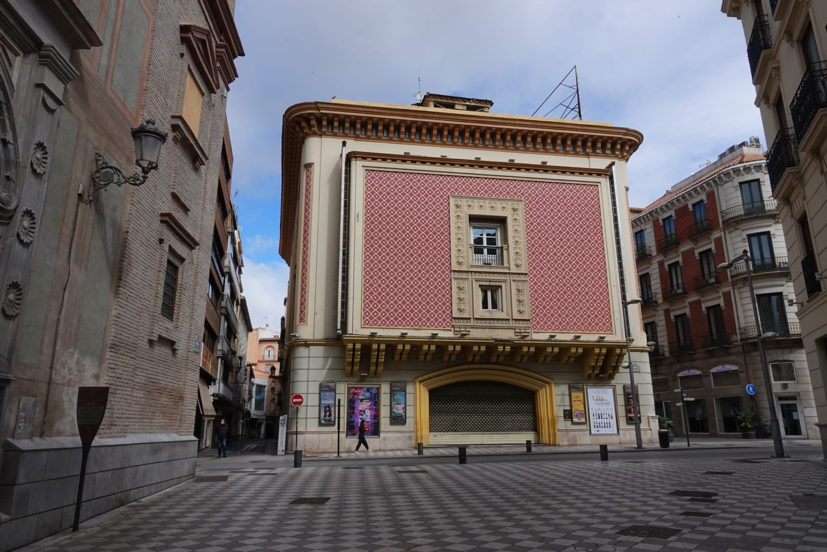 La capital vive un nuevo día de cuarentena con apenas unas personas circulando por sus vías