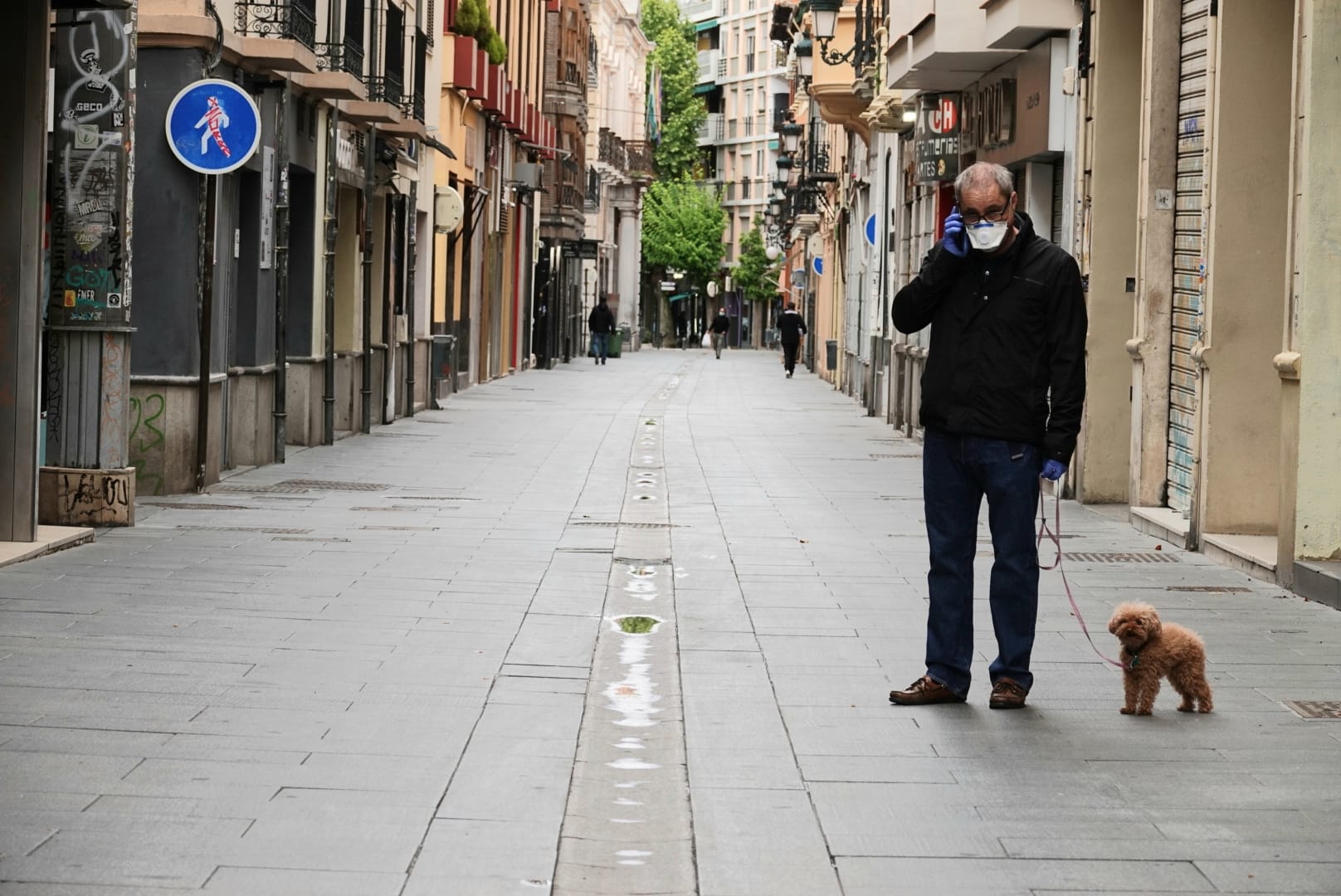 La capital vive un nuevo día de cuarentena con apenas unas personas circulando por sus vías