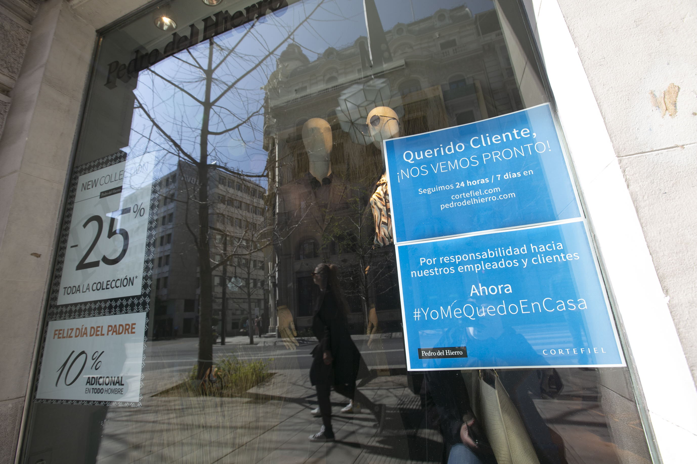 Tienda de moda cerrada en el centro de Granada por el estado de alarma.