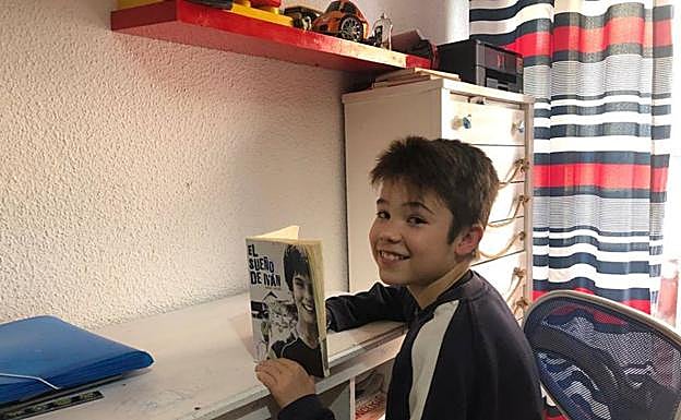 Uno de los chavales que han participado en la actividad de animación a la lectura durante el confinamiento organizada por la Biblioteca de Monachil. 