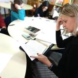 Beatriz Molina, en una actividad con jóvenes lectores. 