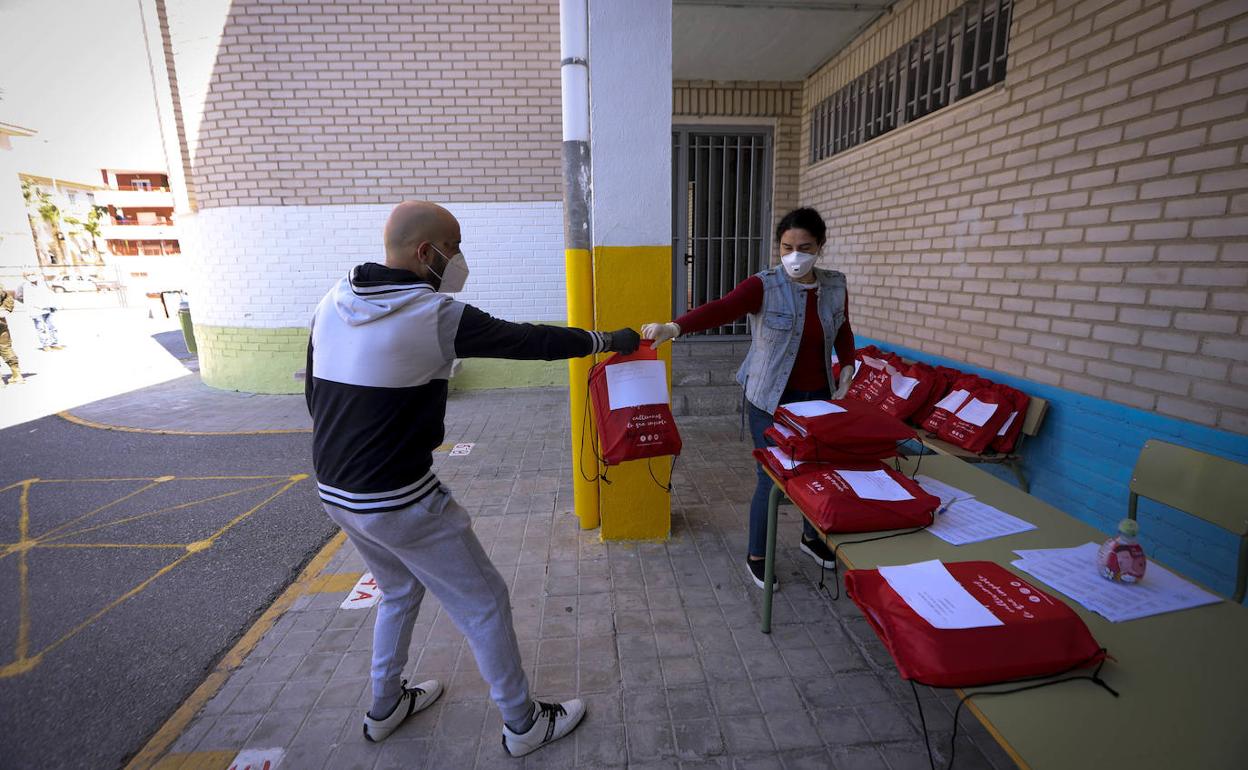 Reparto de libros en uno de los colegios de Salobreña.